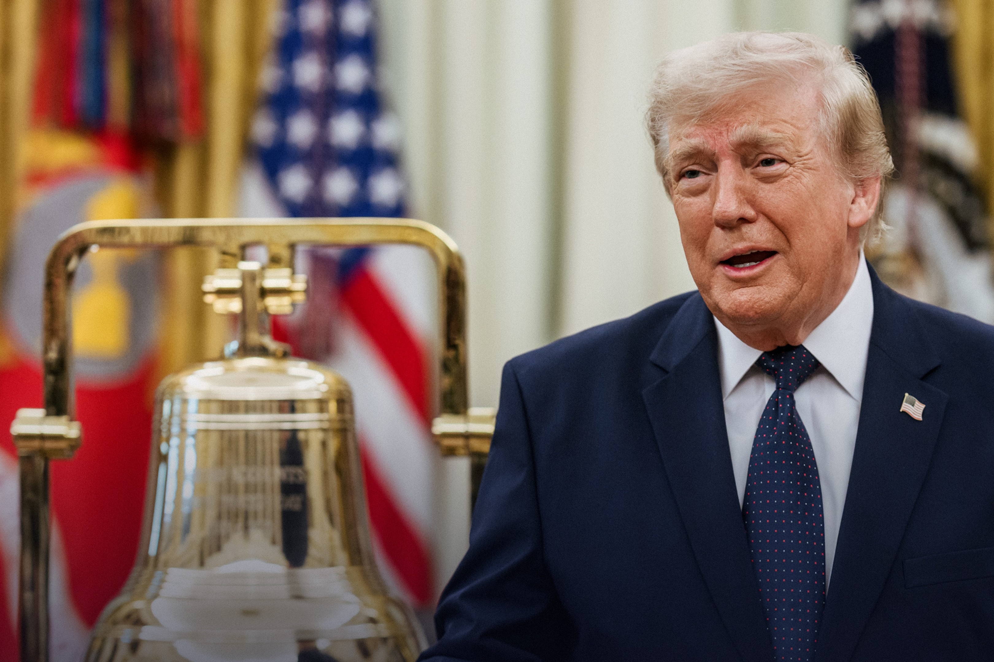 Un agent opérant le prompteur de Trump, suspecté d'avoir parié de l'argent sur ses discours, a été suspendu
